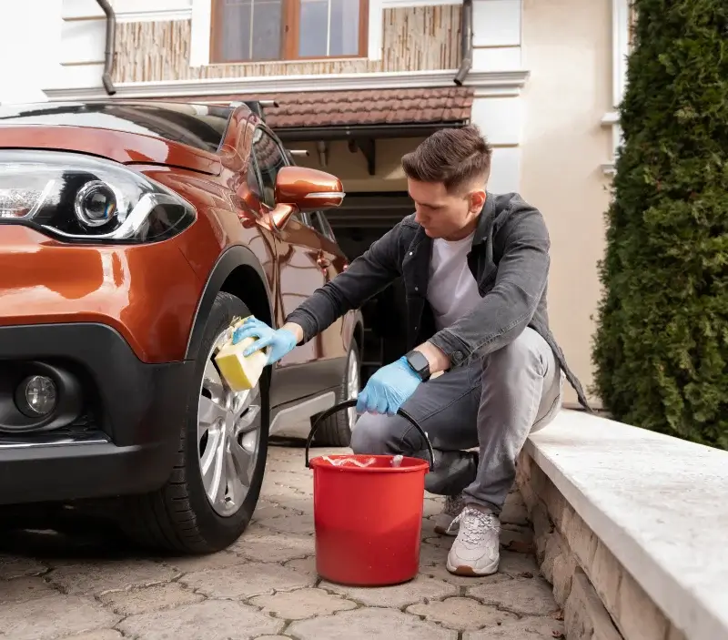 Lavage auto à domicile Bernède : professionnel intervenant sur un véhicule